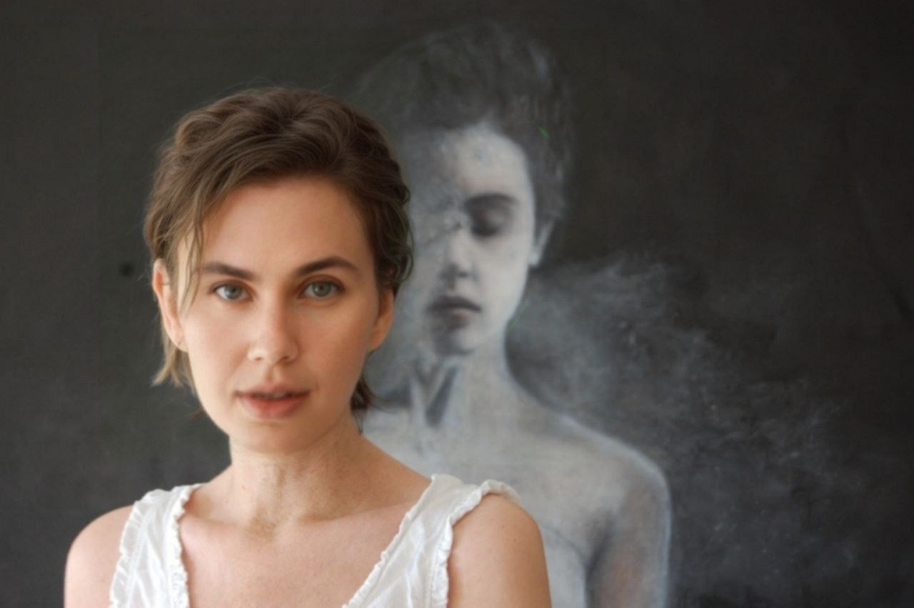 Selbstportrait maria Kirchhof vor 'Das Mädchen und der Tod' (Opus Dei)